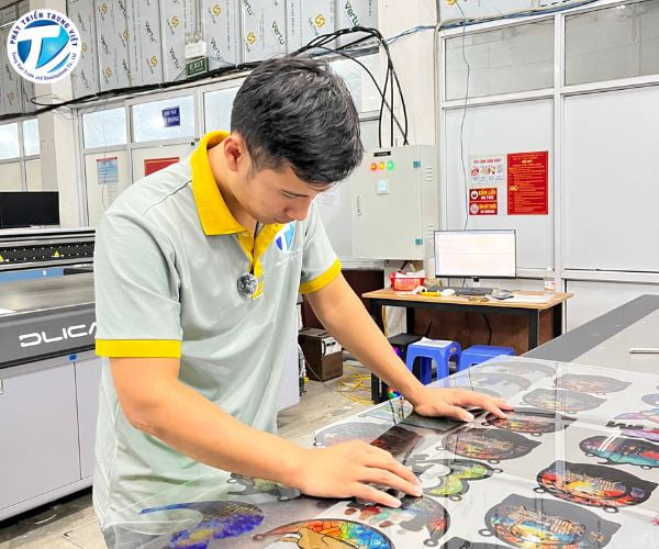Kỹ thuật viên tại Phát Triển Trung Việt kiểm tra thành phẩm in từ máy in UV Phẳng & Cuộn Hapond Q-3000
